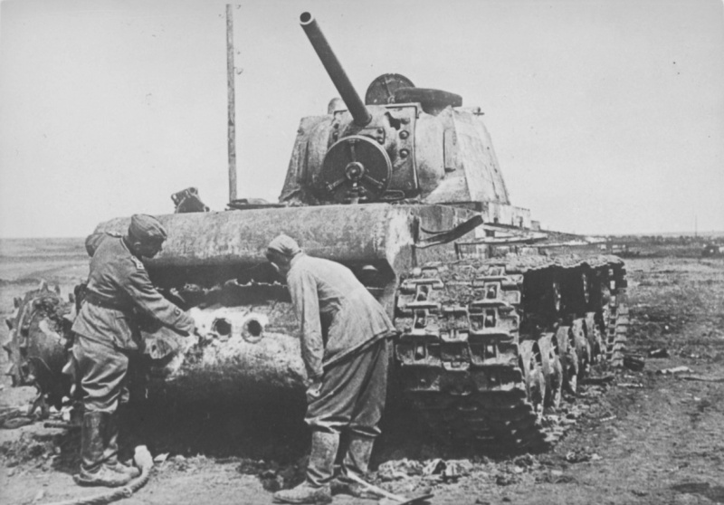 Подбитый танк КВ-1 под Керчью. Июль 1942 г. 