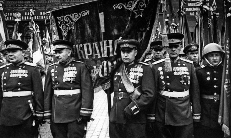 Покрышкин у штандарта 1-го Украинского фронта на параде Победы. 1945 г.