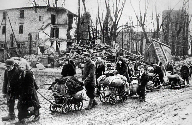Беженцы уходят из города. 9 апреля 1945 г.