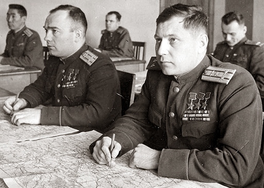 Слушатели Военной академии имени М.В. Фрунзе - Лавриненков и Покрышкин. 1947 г. 