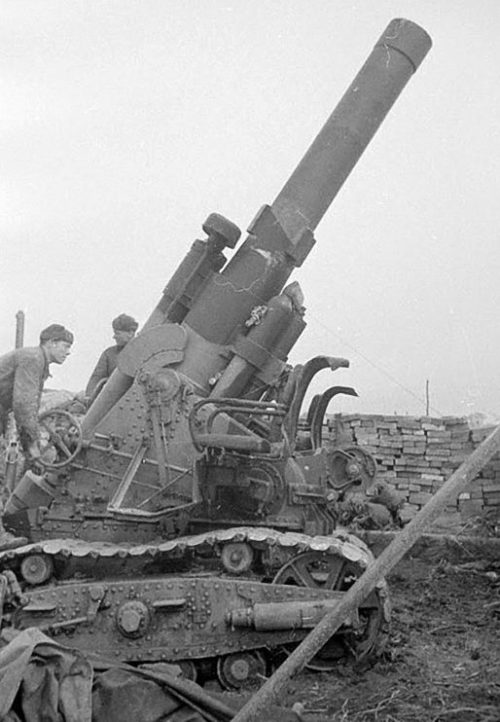 280-мм мортира (БР-5) обстреливает город. Апрель 1945 г.