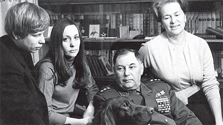 Генерал-полковник авиации Покрышкин с семьей. 1971 г.
