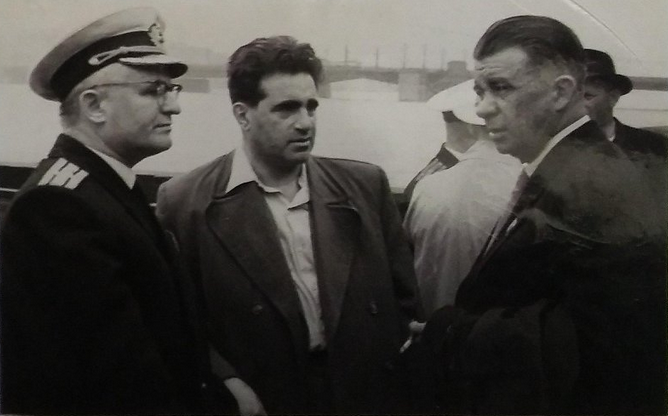 А.И. Маринеско с писателем А.А. Кроном Ленинград, пристань у Тучкова моста. 9 мая 1961 г.