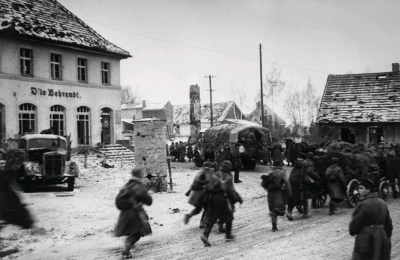 Красная Армия в пригороде. Апрель 1945 г.