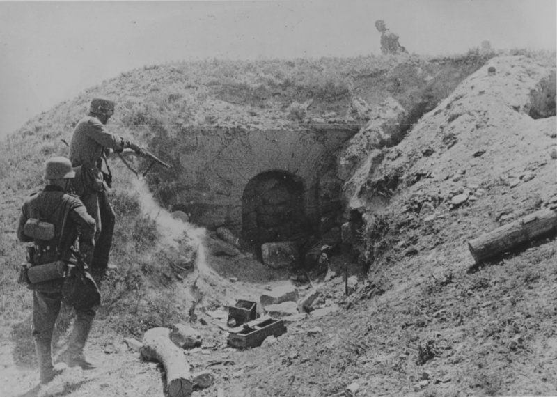 Немецкие солдаты у входа в бункер в районе Керчи. Июнь 1942 г.