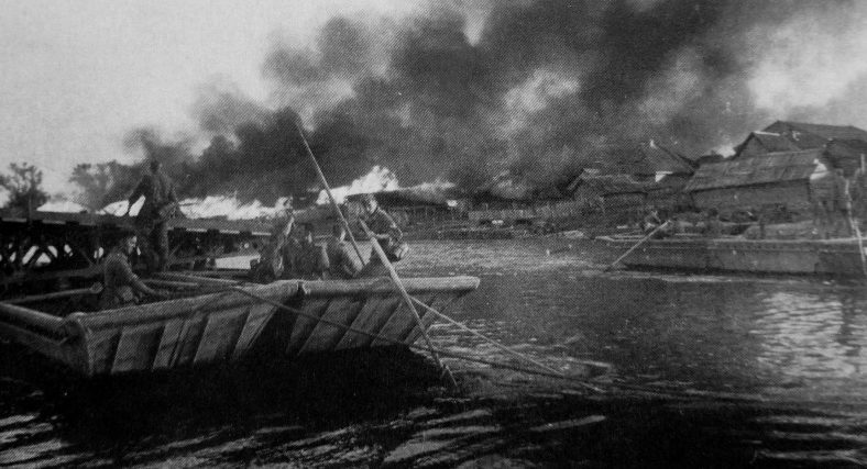 Немецкие саперы наводят понтонную переправу на Березине. Июнь 1941 г.