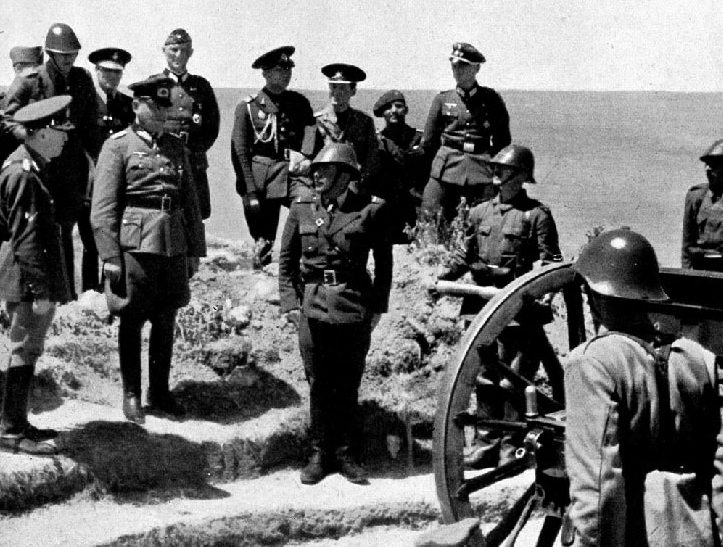Маршал Антонеску, румынские и немецкие офицеры под Керчью. Июнь 1942 г.