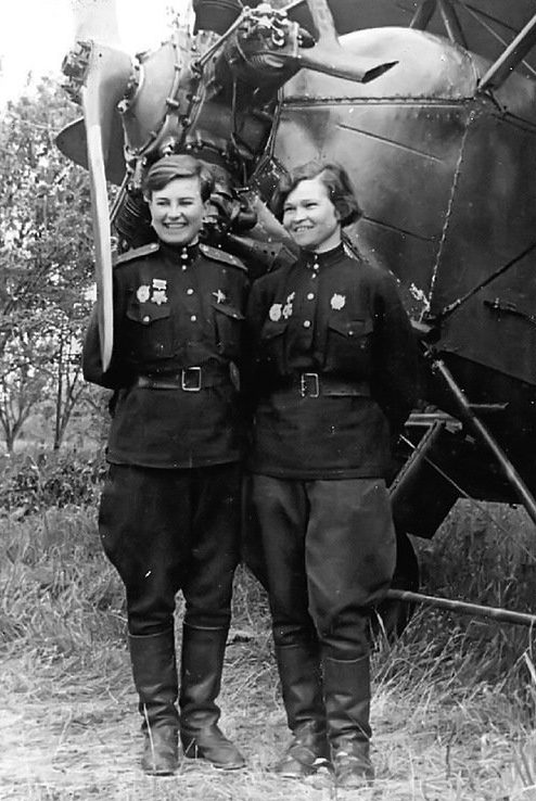 Наталья Меклин с Ириной Себровой. 1943 г. 