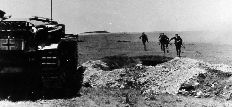 Немецкая атака под Симферополем. 1942 г. 