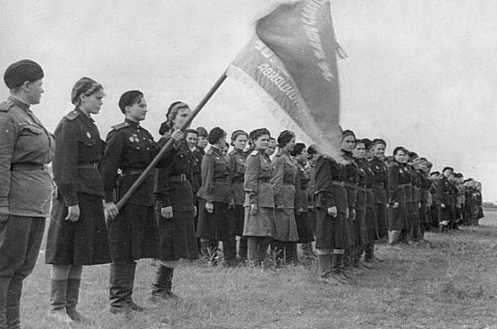 Вручение Гвардейского знамени полку. Знамя в руках Натальи Меклин. 1943г.