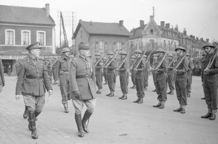 Генерал Жорж из французской армии в сопровождении лорда Горта осматривает Королевских стрелков в Бетуне. 23 апреля 1940 г.