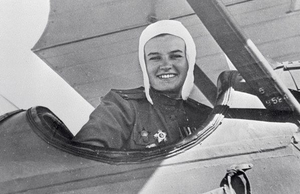 Летчик лейтенант Наталья Меклин. 1944 г.