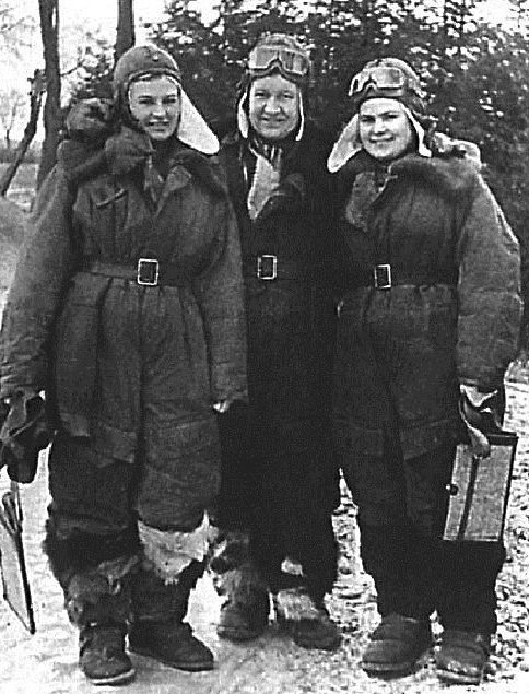 Герои Советского Союза Н. Меклин, Р. Аронова, Е. Рябова. Польша, 1944 г.