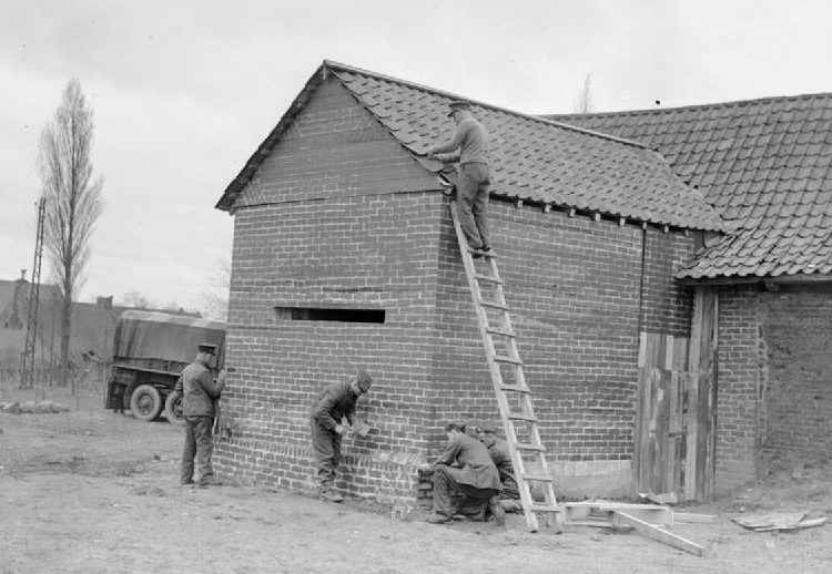 Строительство артиллерийских наблюдательных постов, замаскированных под пристройку к дому в Мухине. 26 апреля 1940 г.