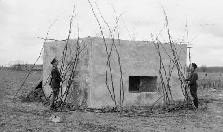 Ложный ДОТ, построенный в Сент-Сартине. 26 апреля 1940 г.