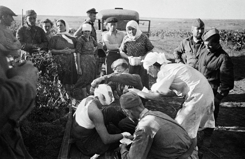 Медики перевязывают красноармейцев после авианалета под Кишиневом. Июнь 1941 г.