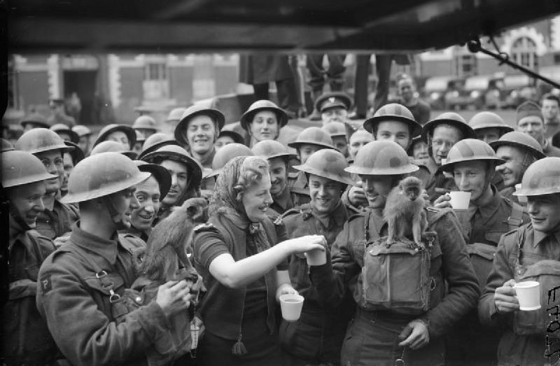 Грейси Филдс раздает чай солдатам в деревне недалеко от Валансьена. 26 апреля 1940 г. 