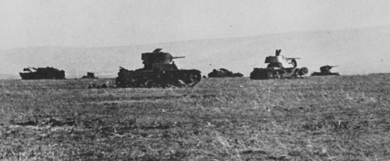 Советские легкие танки Т-26, уничтоженные под Керчью. Июль 1942 г. 