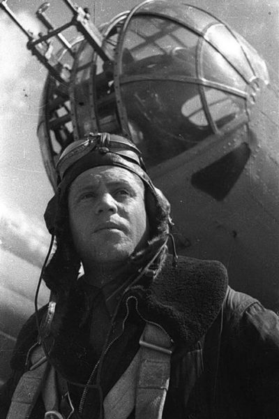 Полбин у своего самолета СБ-2. 1943 г.