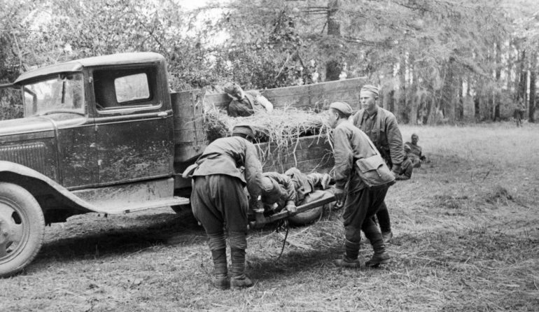 Выгрузка раненых красноармейцев в медсанбате. Июнь 1941 г.
