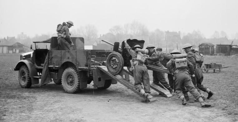 Солдаты 2-го батальонного полка Эссекса загружают 25-мм противотанковое орудие. Мерчин, 27 апреля 1940 г.