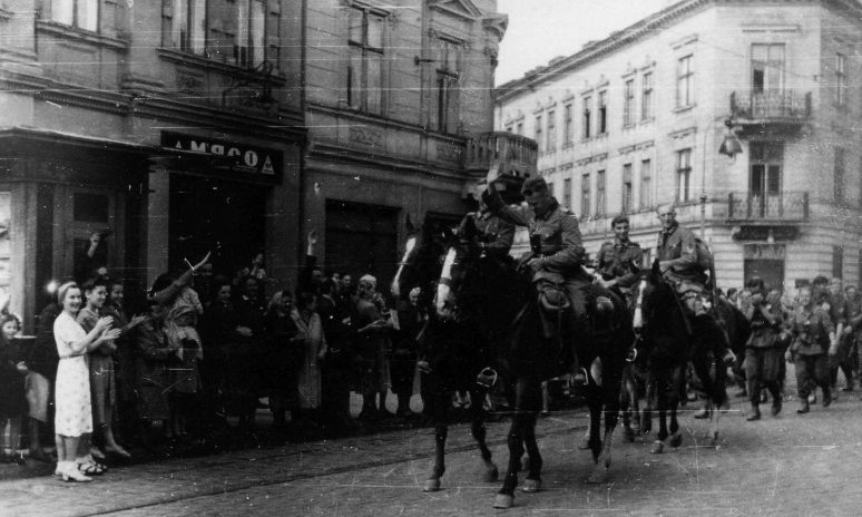Жители Львова приветствуют немецких солдат. 30 июня 1941 г.