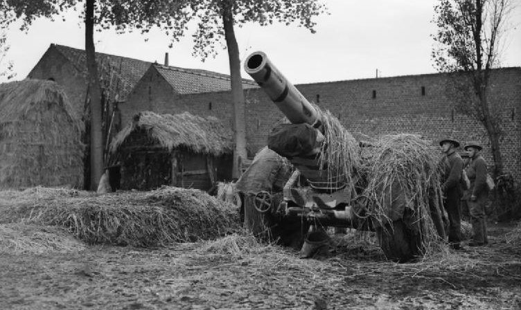 8-дюймовая гаубица 1-го тяжелого полка королевской артиллерии на замаскированной позиции около Лакиэля. Май 1940 г.