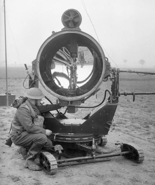 Прожектор 10-й батареи 3-го прожекторного полка Королевской артиллерии недалеко от Карвина. 1 мая 1940 г.