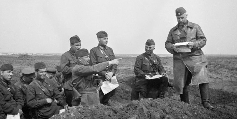 Командующий 51-й армии генерал-лейтенант В. Н. Львов (крайний справа) и полковой комиссар С. Л. Касумович на командном пункте. 1942 г.