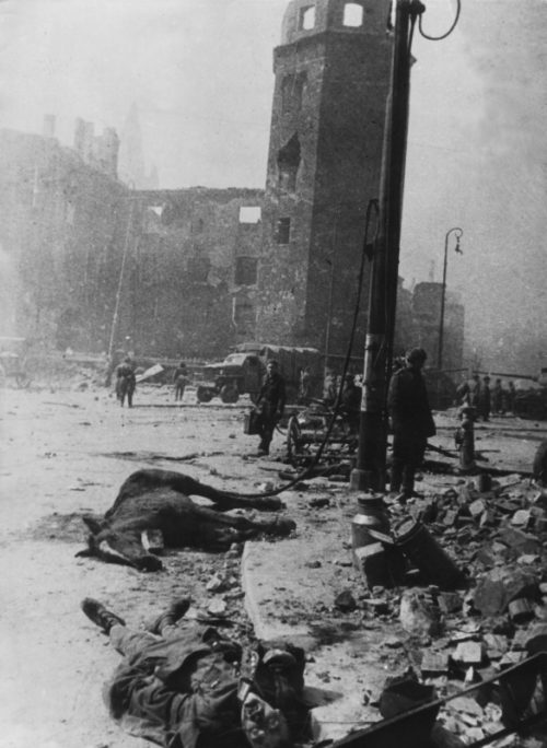 Улицы после боя. Апрель 1945 г.