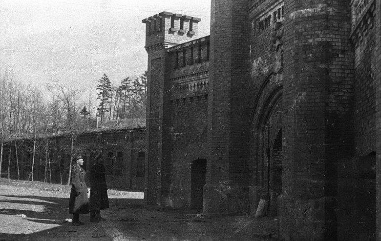 Красноармейцы на улице Кенигсберга. Апрель 1945 г. 