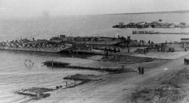 Немецкие десантные баржи выгружают войск у мыса Казантип в Азовском море. Сентябрь 1942 г.