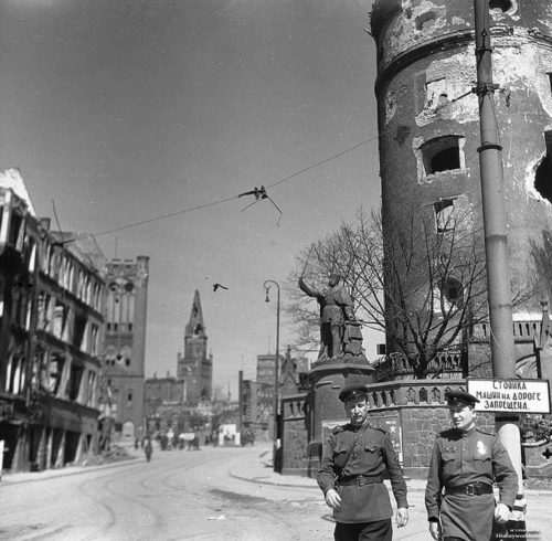 Красноармейцы на улице Кенигсберга. Апрель 1945 г.