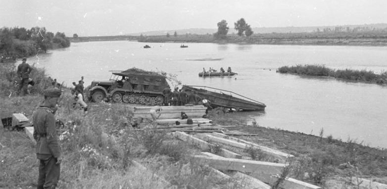 Румынские войска строят переправу через Прут. Июль 1941 г. 