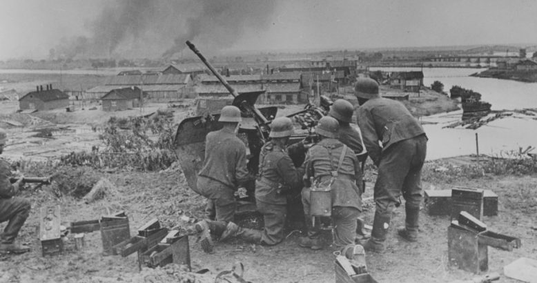 Расчет немецкой зенитной пушки на берегу Березины. Июль 1941 г.