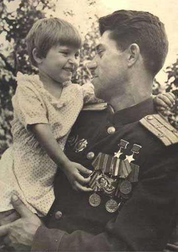 Подполковник Молодчий с дочерью. 1948 г.