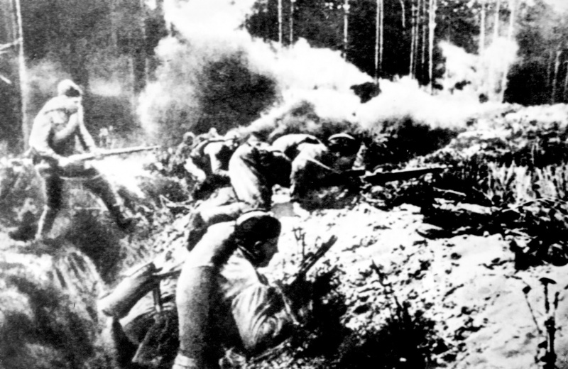 Советская пехота поднимается в атаку в районе Могилева. Июль 1941 г.