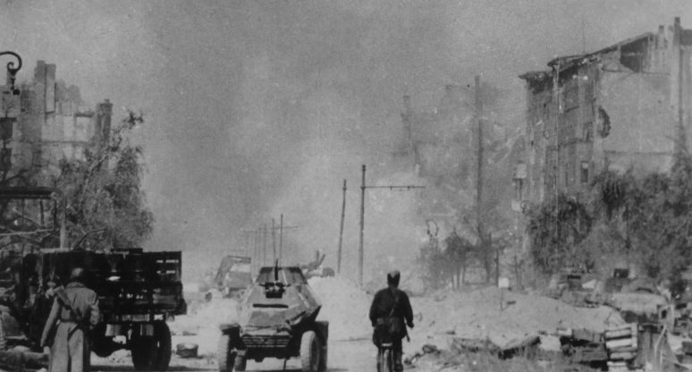 Красная Армия в городе. Апрель 1945 г.