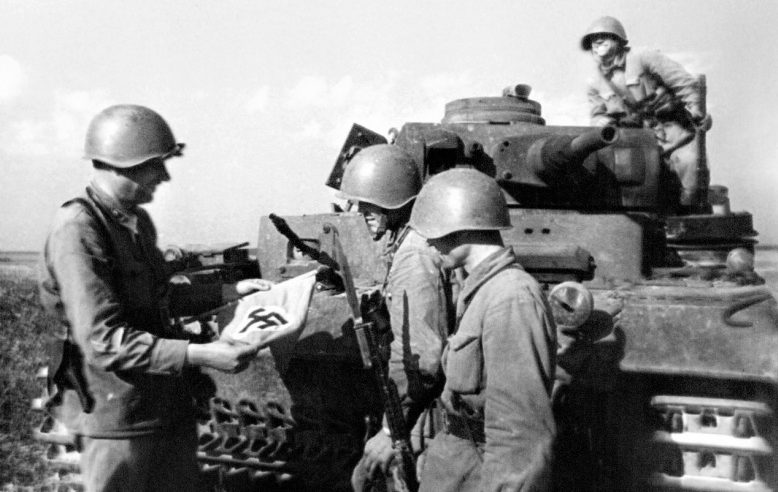 Красноармейцы у подбитого немецкого танка у Могилева. Июль 1941 г.