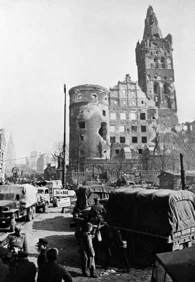 Красная Армия в городе. Апрель 1945 г.