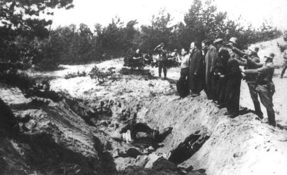 Расстрел евреев под Симферополем. 1942 г.
