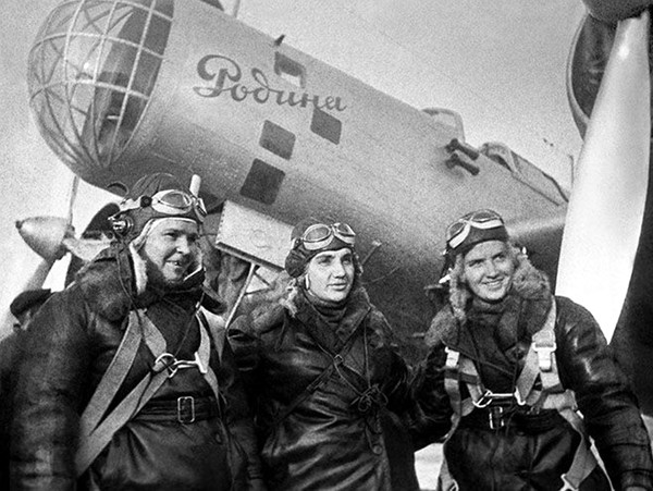 Раскова с экипажем самолета «Родина».1938 г.