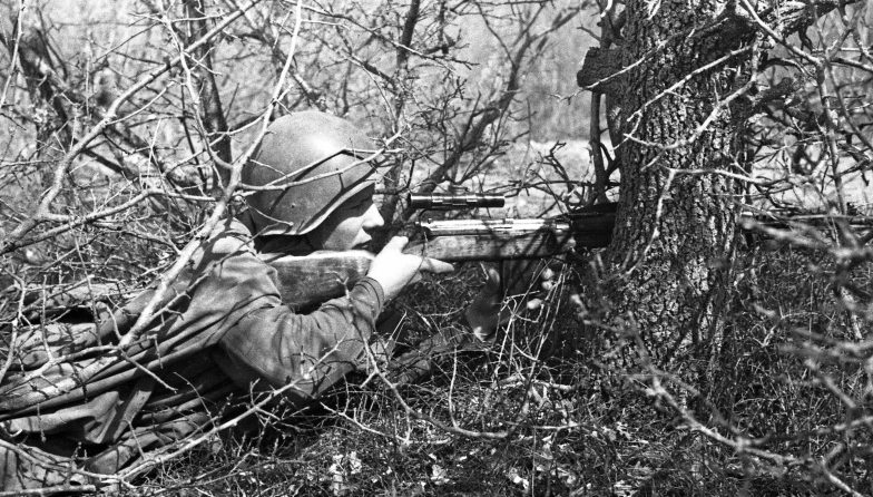 Снайпер Я. Барабаш на сборах снайперов Приморской Армии. 1942 г. 