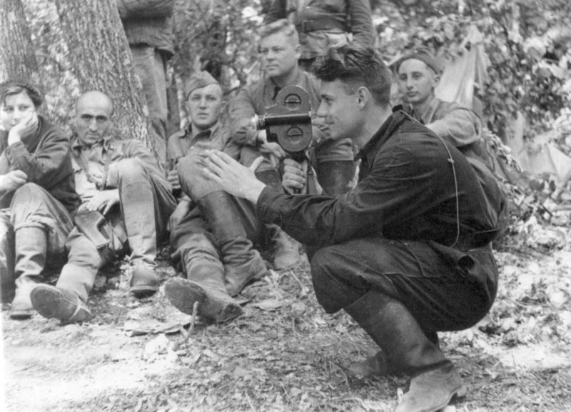 Крымских партизан снимает кинооператор Иван Запорожский. 1943 г.