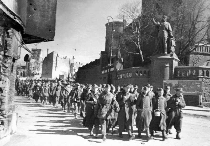 Немецкие военнопленные в районе Кенигсберга. Апрель 1945 г.