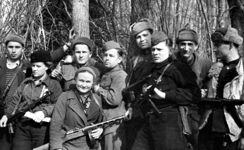 Начальник политотдела Н. Луговой с группой партизан. Весна 1943 г.
