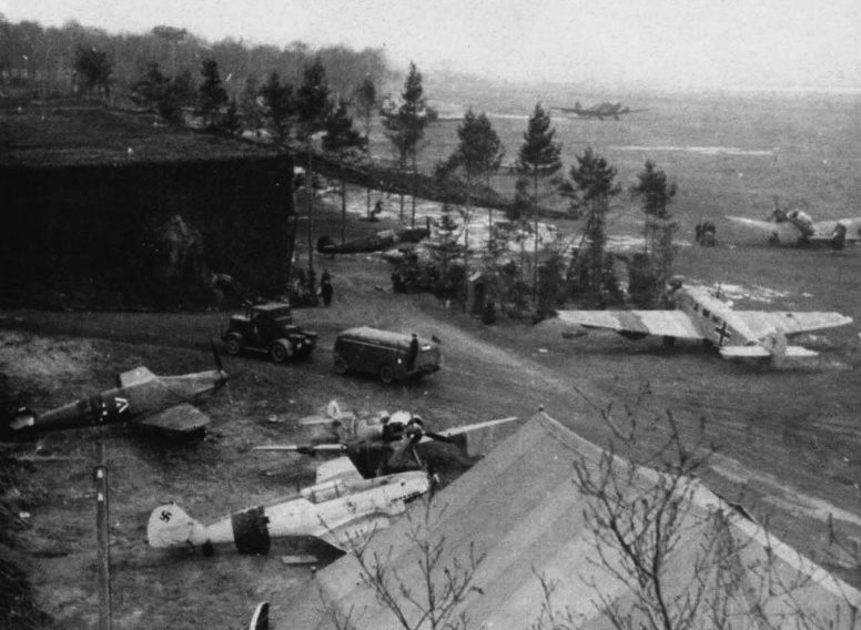 Немецкие самолеты на аэродроме Лахен-Шпайердорф. Ноябрь 1939 г.