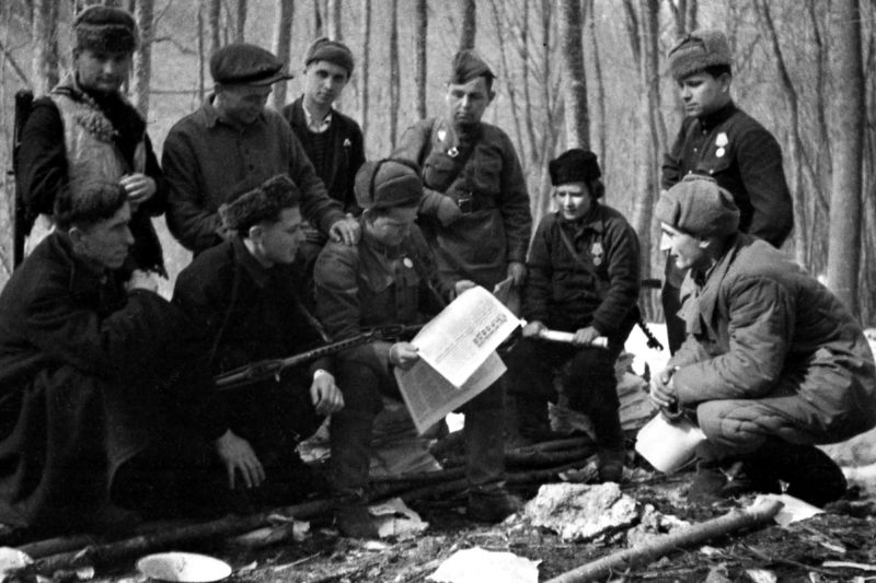 Партизаны читают газету «Правда». 1943 г.