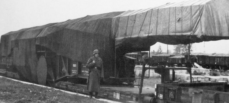 Немецкий часовой у железнодорожного орудия вблизи французской границы. Март 1940 г. 