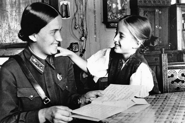 Раскова с дочерью. 1943 г. 